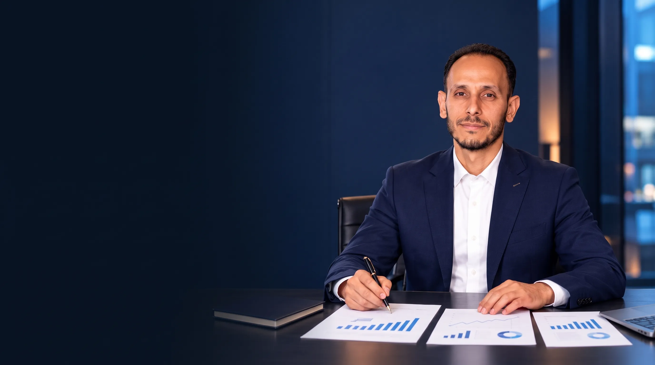 Saed Hassunah, dijital varlık danışmanı, sakin ve gerçekçi bir danışmanlık ofisinde