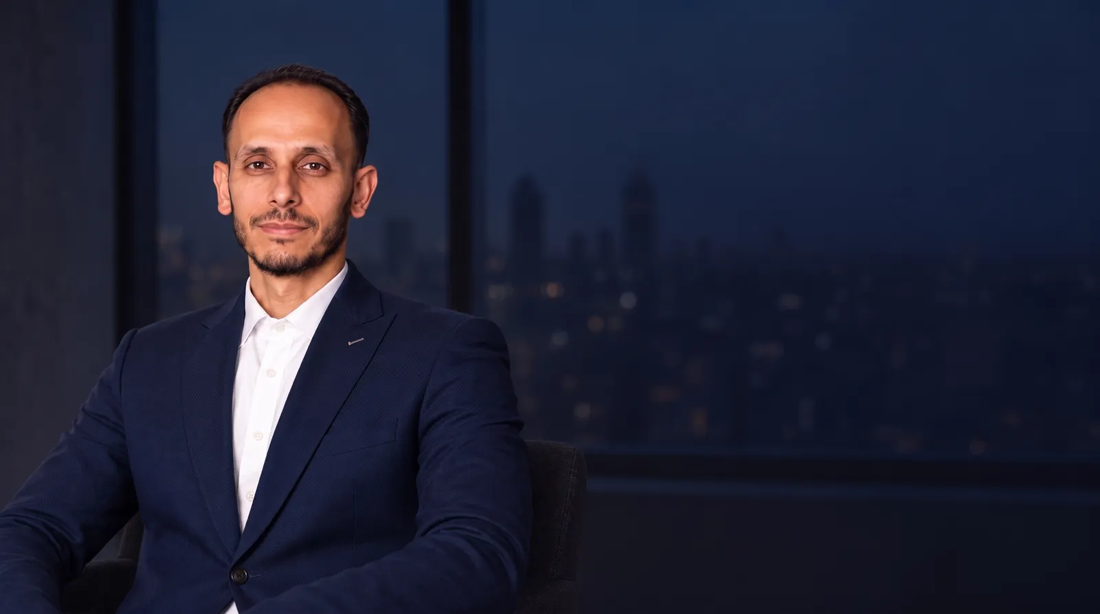 سائد حسونة في الجلسة المعتمدة، أمام خلفية سماوية داكنة بلا أشجار مع إضاءة حمراء خفيفة ومساحة هادئة للنصوص